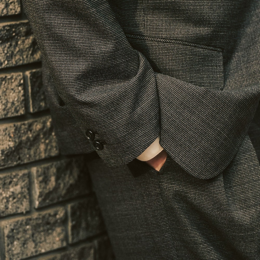 ブラウン系のテーラードジャケット、ブラウン系のスラックス、ブラウン系のシャツ/ブラウスを着用したメンズの冬コーディネートの3枚目の写真