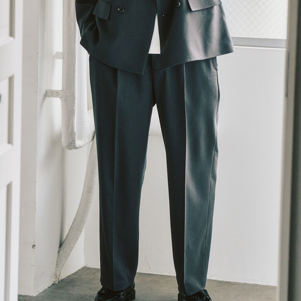 ホワイト系のTシャツ/カットソー、グレー系のセットアップを着用したメンズの冬コーディネートの4枚目の写真