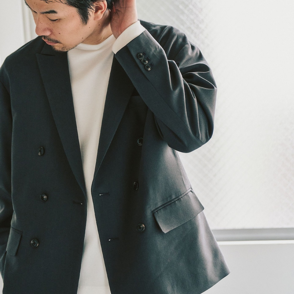 ホワイト系のTシャツ/カットソー、グレー系のセットアップを着用したメンズの冬コーディネートの3枚目の写真