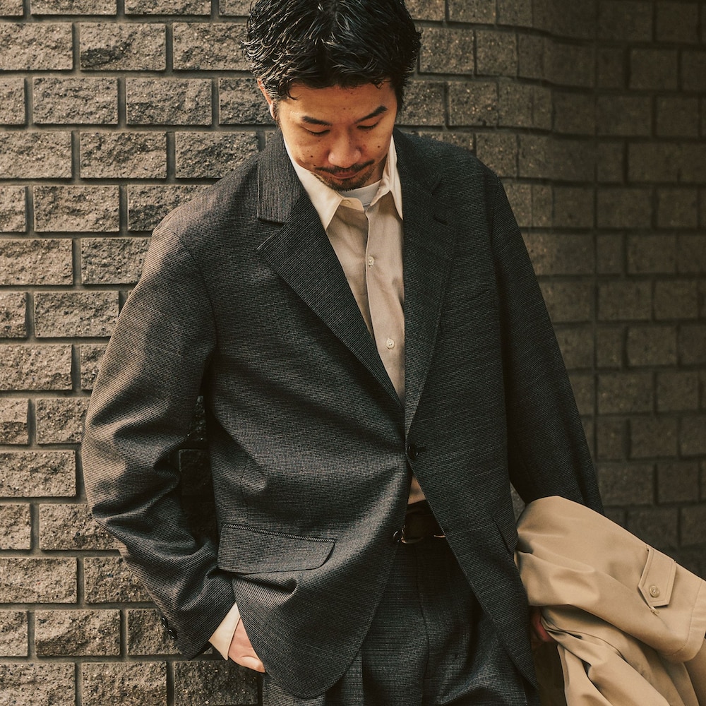 ブラウン系のテーラードジャケット、ブラウン系のスラックス、ブラウン系のシャツ/ブラウスを着用したメンズの冬コーディネートの2枚目の写真