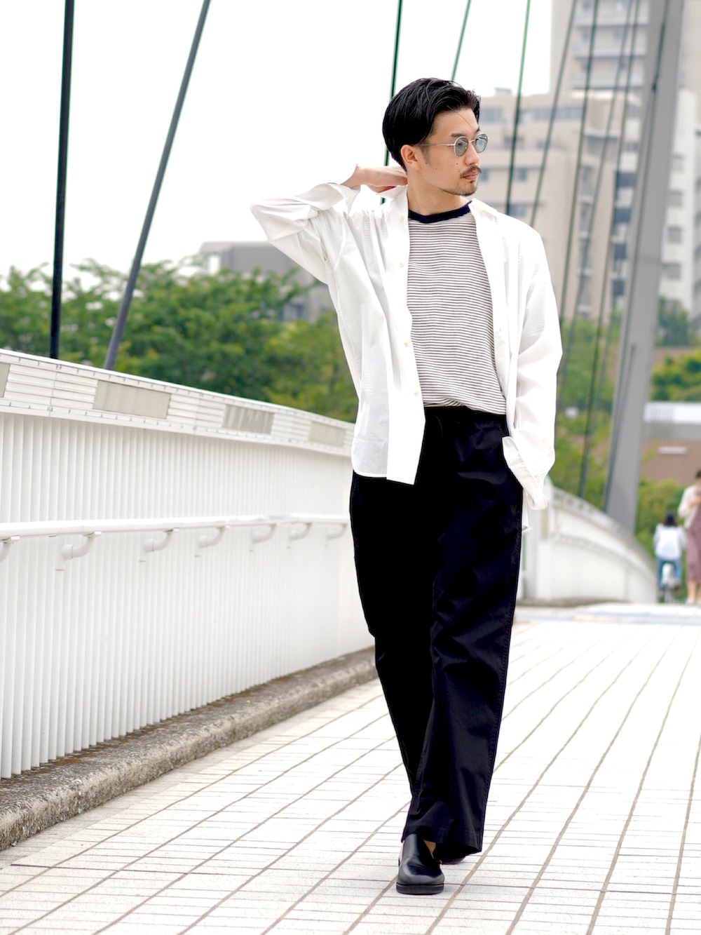 ブルー系のサングラスを着用したメンズの春コーディネートの3枚目の写真