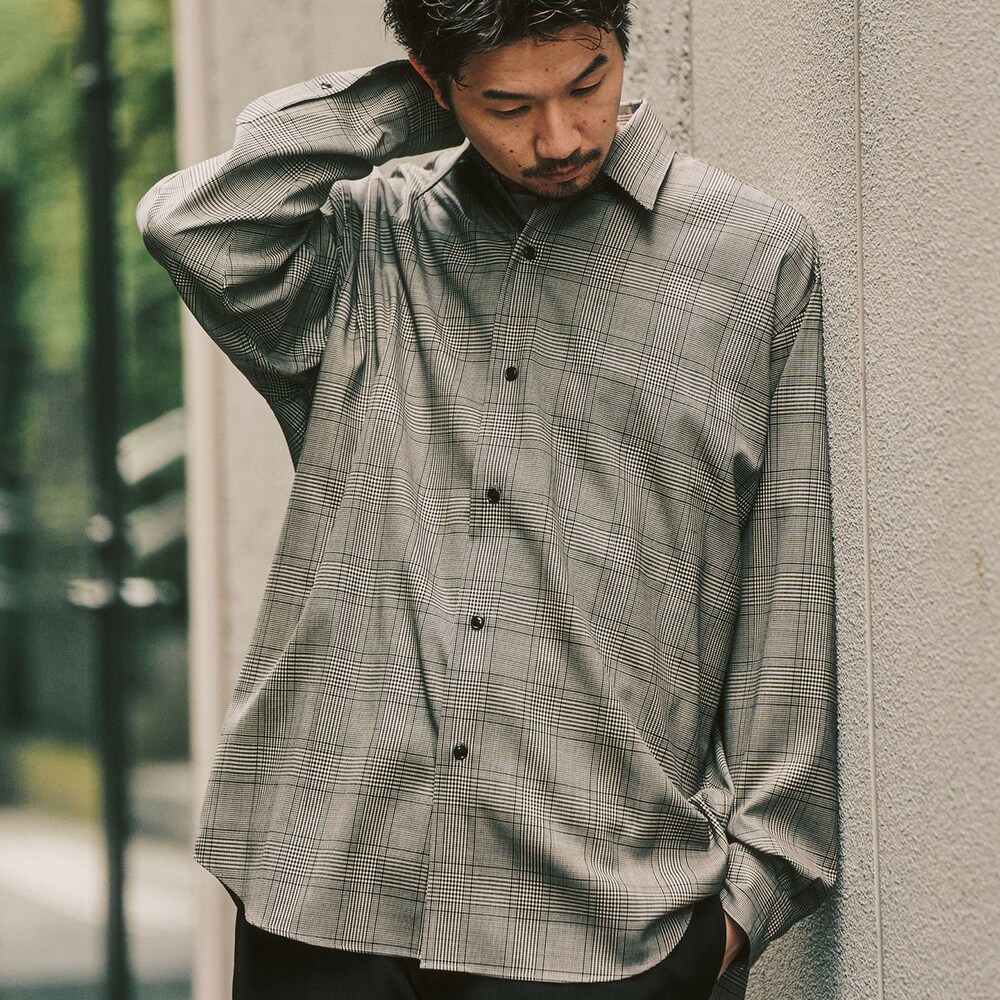 ブラック系のスラックスを着用したメンズの冬コーディネートの2枚目の写真