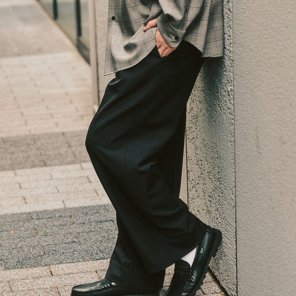 ブラック系のスラックスを着用したメンズの冬コーディネートの3枚目の写真