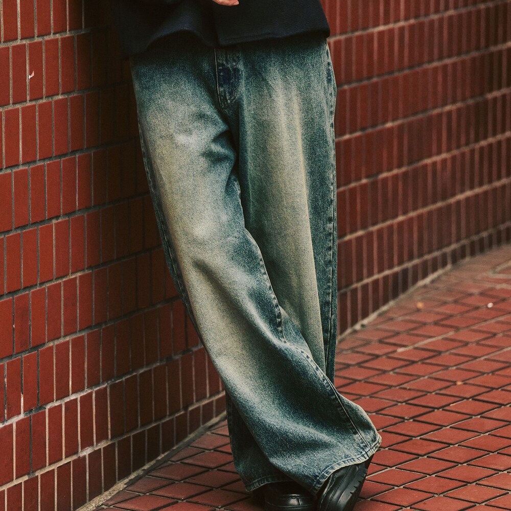 ブルー系のその他アウター、ブルー系のデニムパンツを着用したメンズの冬コーディネートの5枚目の写真