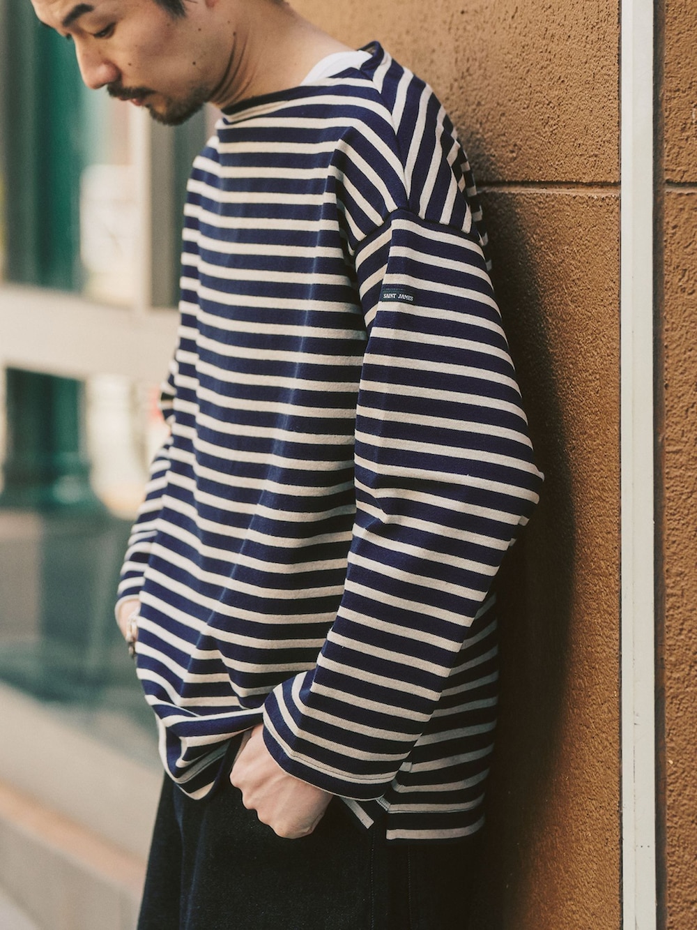 ブルー系のTシャツ/カットソー、ホワイト系のタンクトップ、ブラック系のローファーを着用したメンズの春コーディネートの3枚目の写真