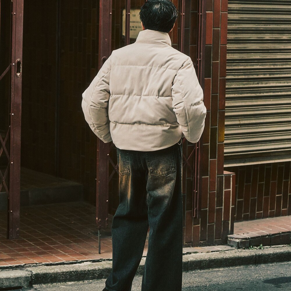 ホワイト系のその他アウター、ブラック系のデニムパンツを着用したメンズの冬コーディネートの2枚目の写真