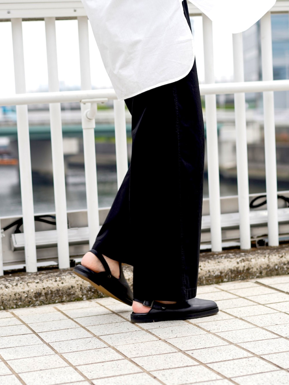 ブルー系のサングラスを着用したメンズの春コーディネートの2枚目の写真