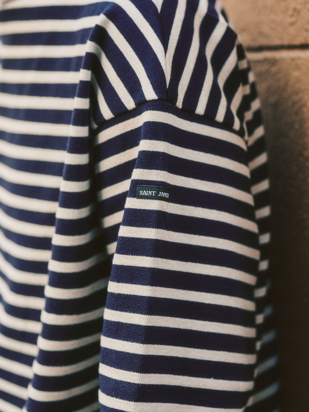 ブルー系のTシャツ/カットソー、ホワイト系のタンクトップ、ブラック系のローファーを着用したメンズの春コーディネートの4枚目の写真