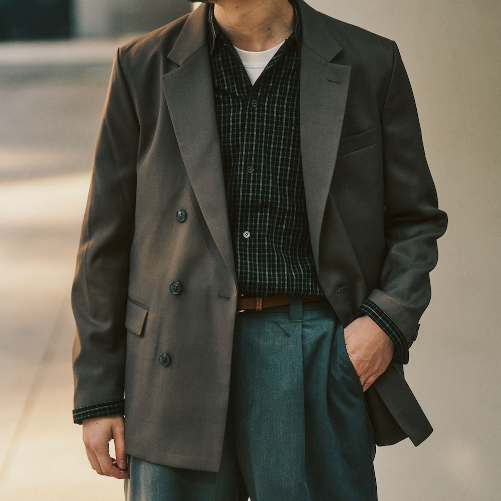 ベージュ系のテーラードジャケット、グレー系のスラックス、ブラック系のシャツ/ブラウスを着用したメンズの冬コーディネートの2枚目の写真