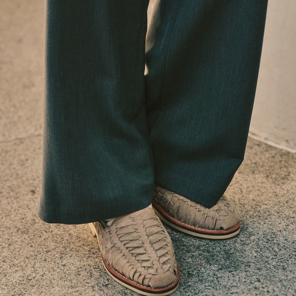 ベージュ系のテーラードジャケット、グレー系のスラックス、ブラック系のシャツ/ブラウスを着用したメンズの冬コーディネートの5枚目の写真