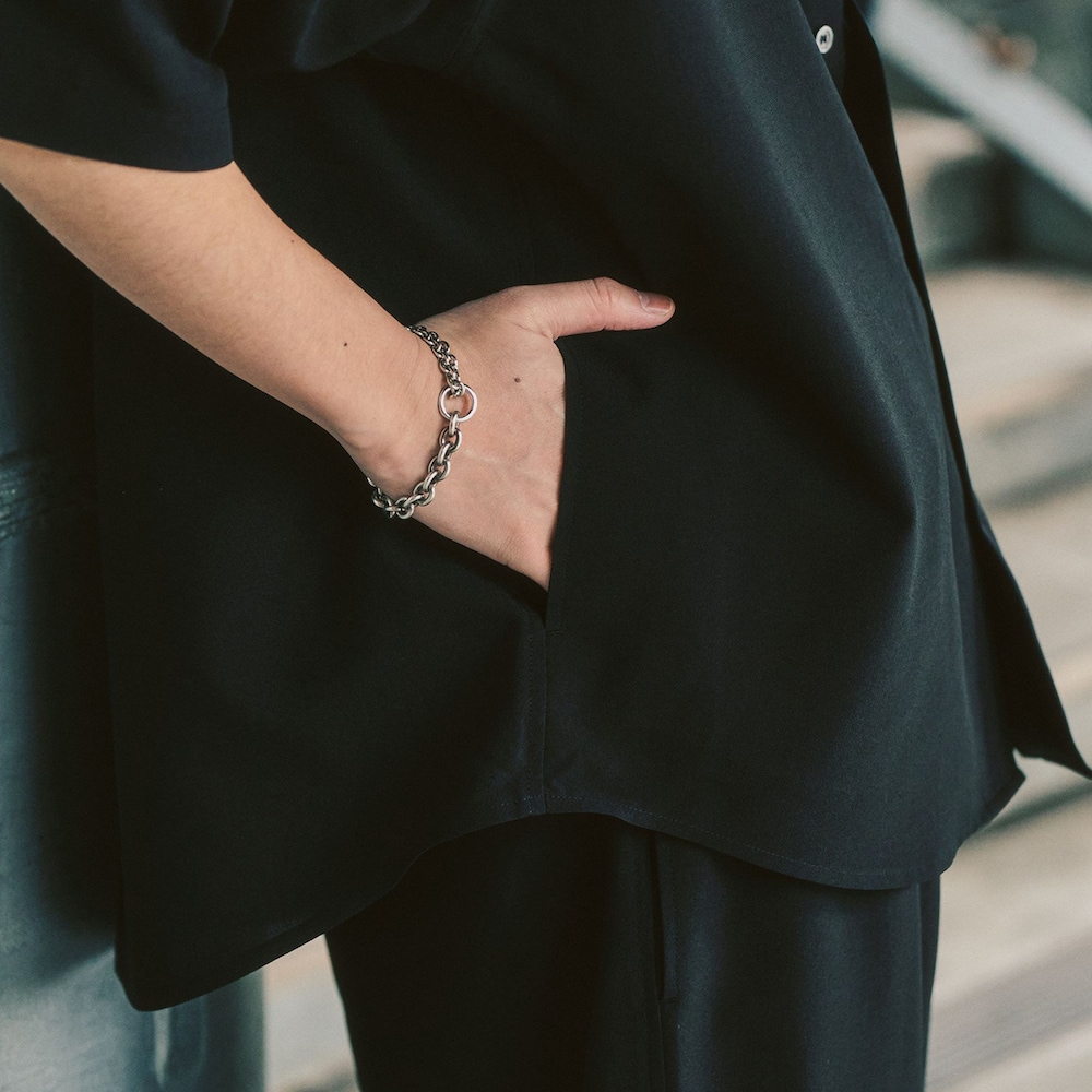 ブラック系のシャツ/ブラウスを着用したメンズの春コーディネートの2枚目の写真