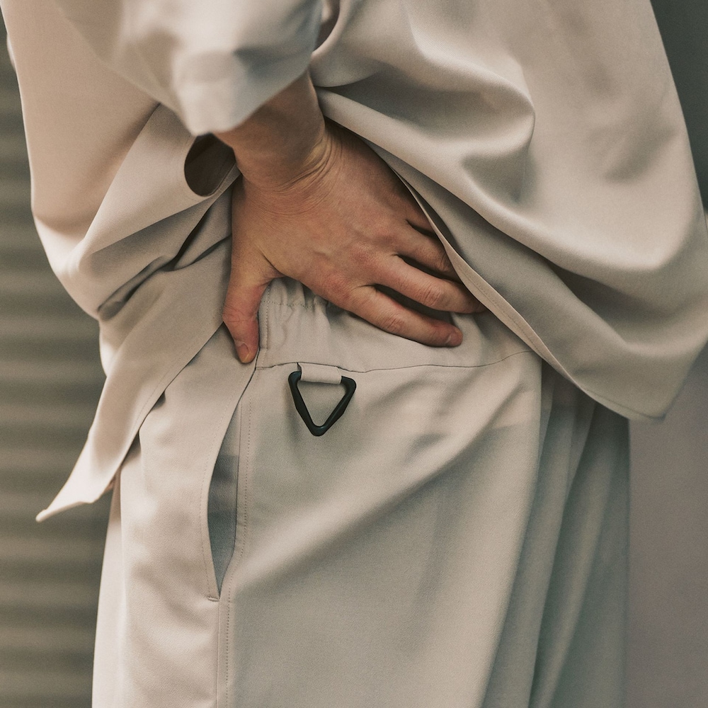 ベージュ系のシャツ/ブラウス、ブラウン系のサンダルを着用したメンズの春コーディネートの4枚目の写真