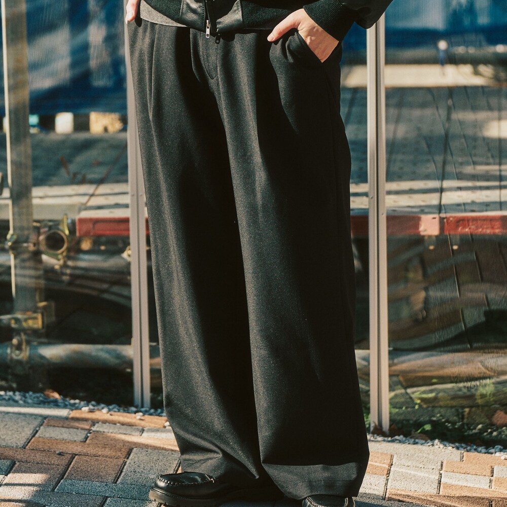 ブラック系のニット/セーター、ブラック系のライダースジャケット、ブラック系のスラックスを着用したメンズの冬コーディネートの4枚目の写真