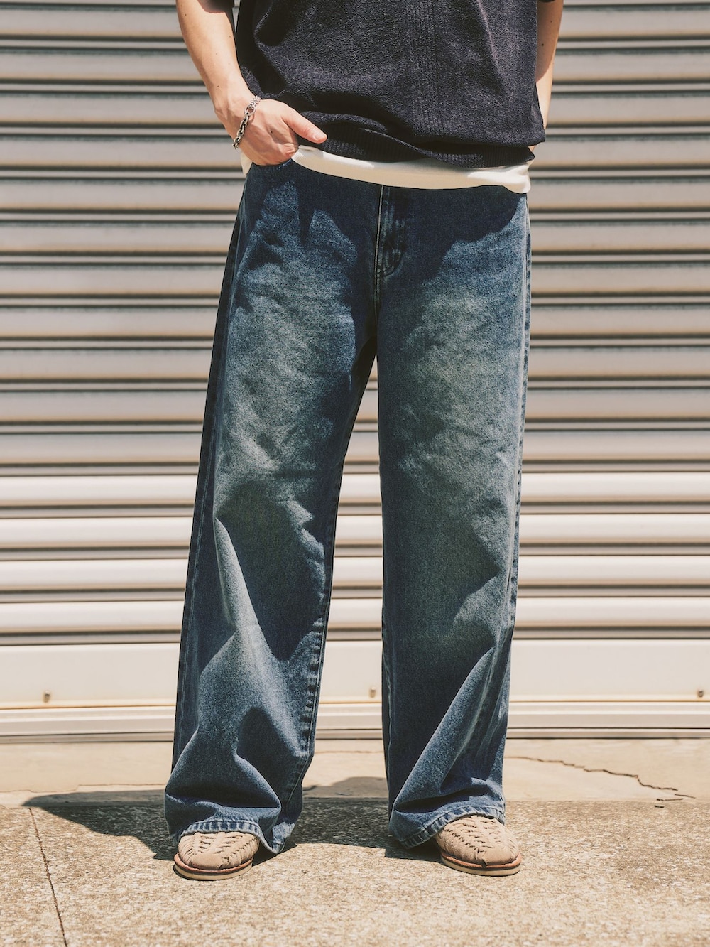 グリーン系のデニムパンツ、ブラック系のTシャツ/カットソー、ホワイト系のタンクトップを着用したメンズの春コーディネートの2枚目の写真