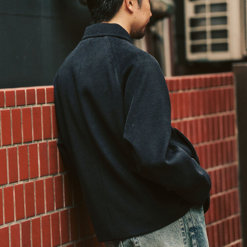 ブルー系のその他アウター、ブルー系のデニムパンツを着用したメンズの冬コーディネートの3枚目の写真