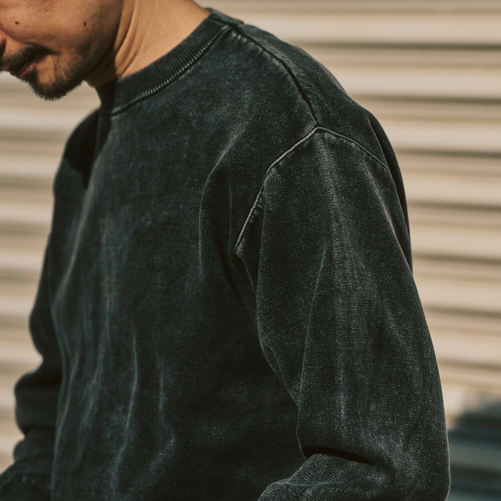 ブラック系のニット/セーター、ブラック系のライダースジャケット、ブラック系のスラックスを着用したメンズの冬コーディネートの3枚目の写真