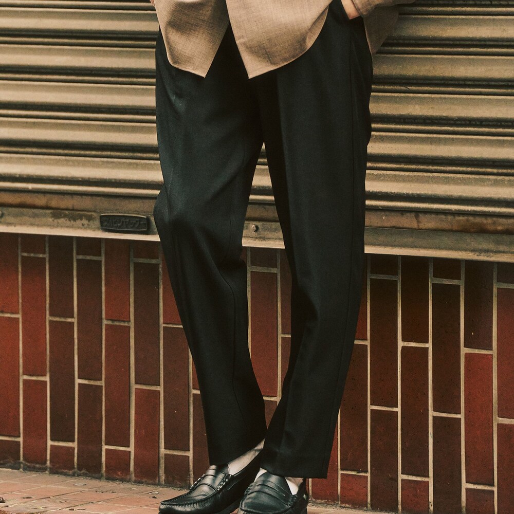 ブラック系のスラックスを着用したメンズの冬コーディネートの2枚目の写真