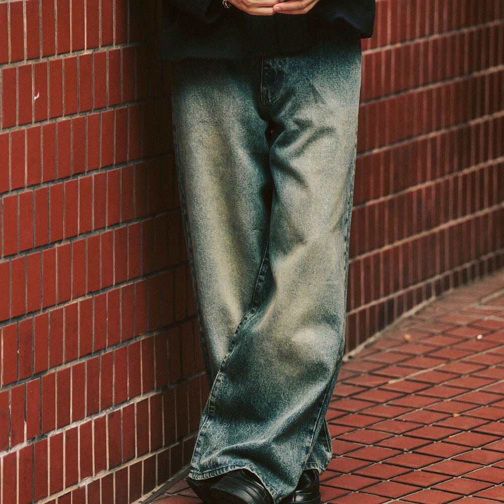 ブルー系のその他アウター、ブルー系のデニムパンツを着用したメンズの冬コーディネートの4枚目の写真