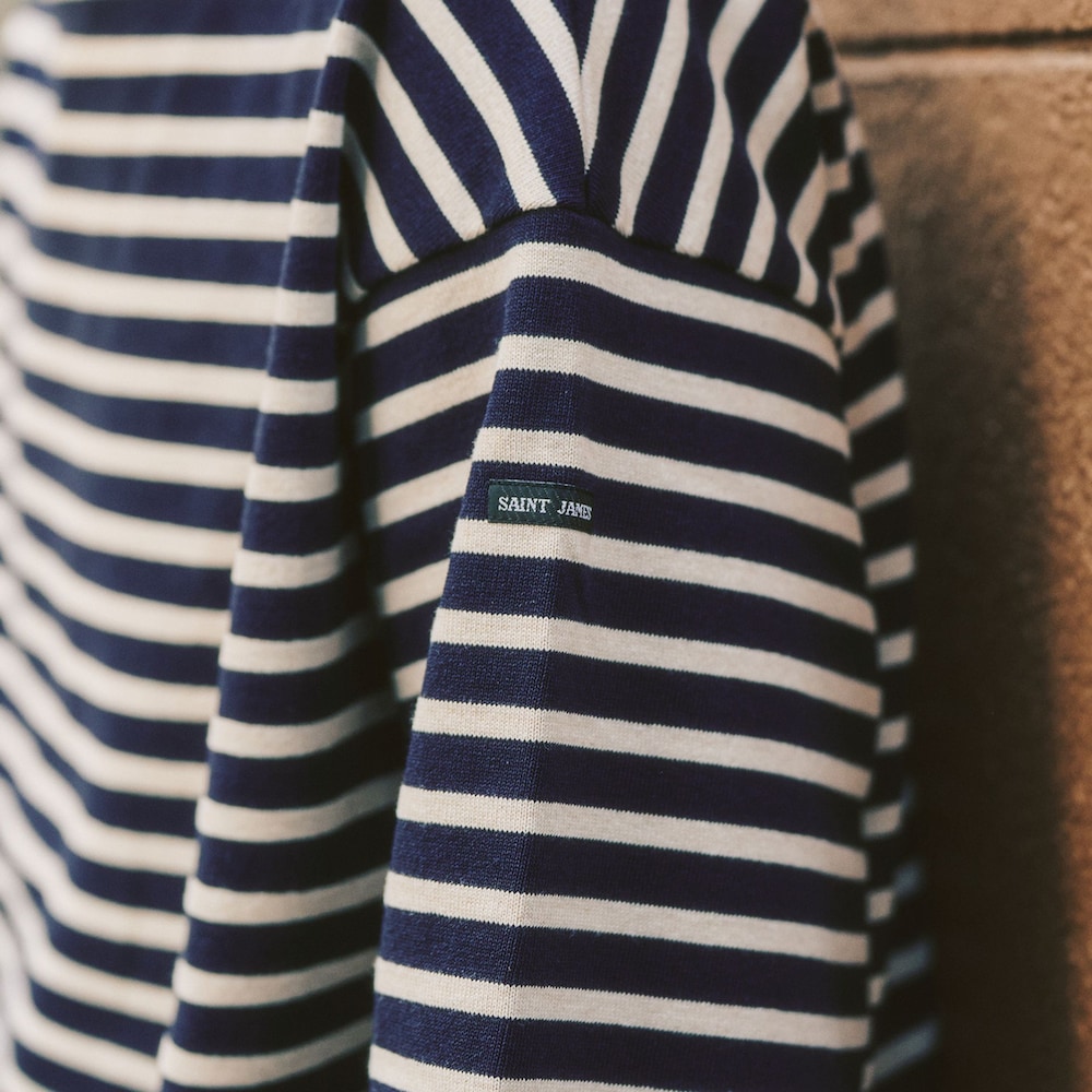 ブルー系のTシャツ/カットソー、ホワイト系のタンクトップ、ブラック系のローファーを着用したメンズの春コーディネートの4枚目の写真