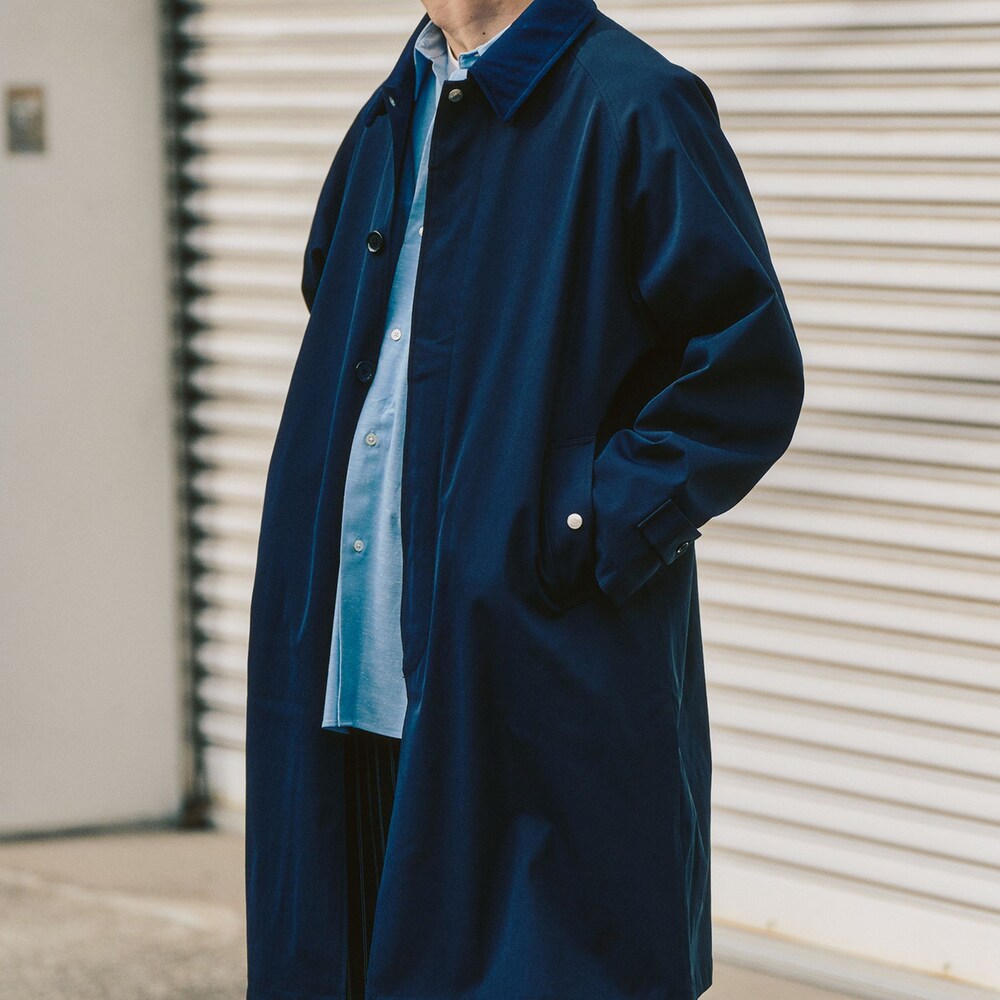 ブルー系のステンカラーコート、グレー系のスラックス、ブルー系のシャツ/ブラウスを着用したメンズの冬コーディネートの4枚目の写真