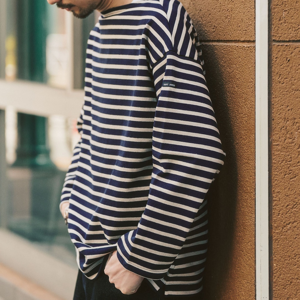 ブルー系のTシャツ/カットソー、ホワイト系のタンクトップ、ブラック系のローファーを着用したメンズの春コーディネートの3枚目の写真