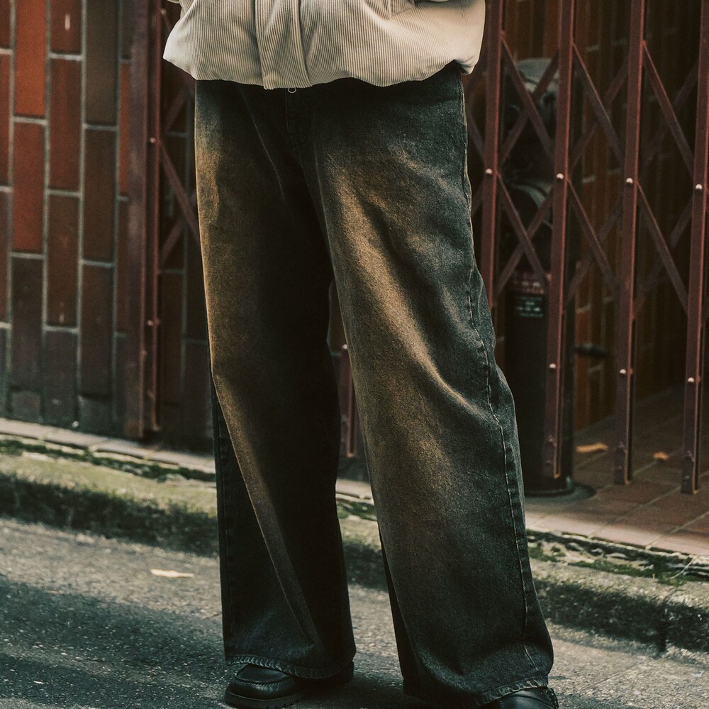 ホワイト系のその他アウター、ブラック系のデニムパンツを着用したメンズの冬コーディネートの3枚目の写真