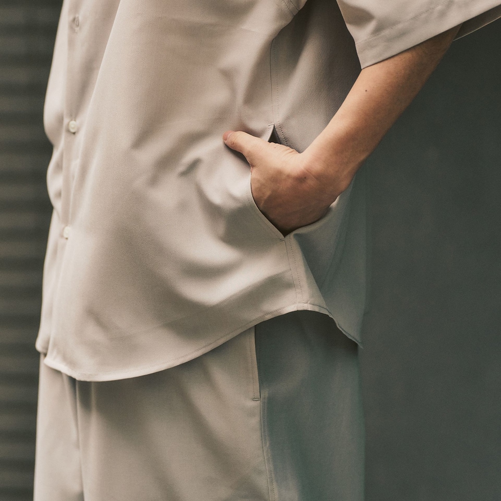 ベージュ系のシャツ/ブラウス、ブラウン系のサンダルを着用したメンズの春コーディネートの2枚目の写真