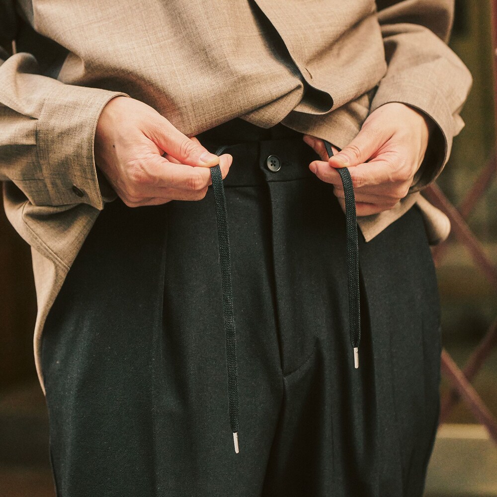 ブラック系のスラックスを着用したメンズの冬コーディネートの4枚目の写真