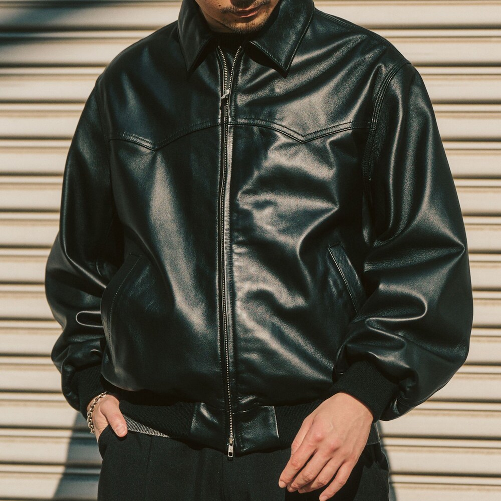 ブラック系のニット/セーター、ブラック系のライダースジャケット、ブラック系のスラックスを着用したメンズの冬コーディネートの2枚目の写真