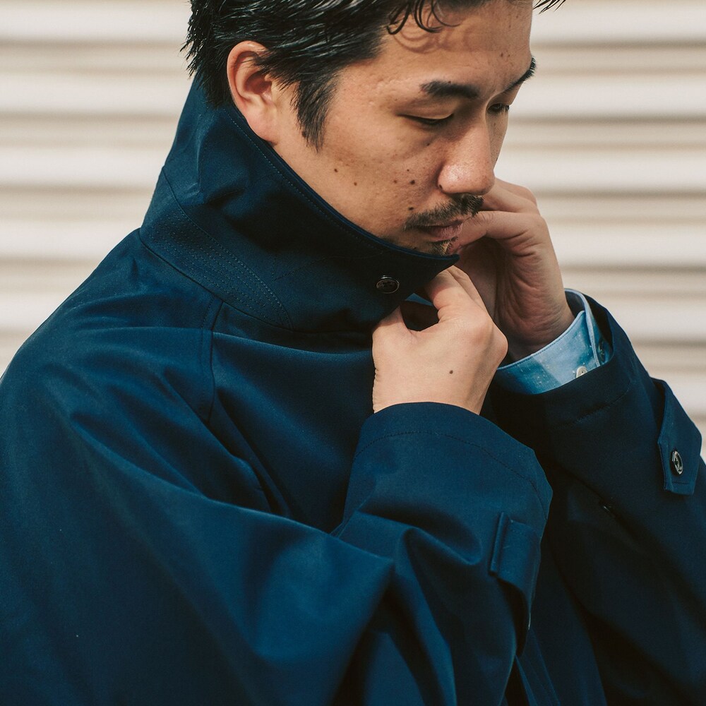 ブルー系のステンカラーコート、グレー系のスラックス、ブルー系のシャツ/ブラウスを着用したメンズの冬コーディネートの3枚目の写真