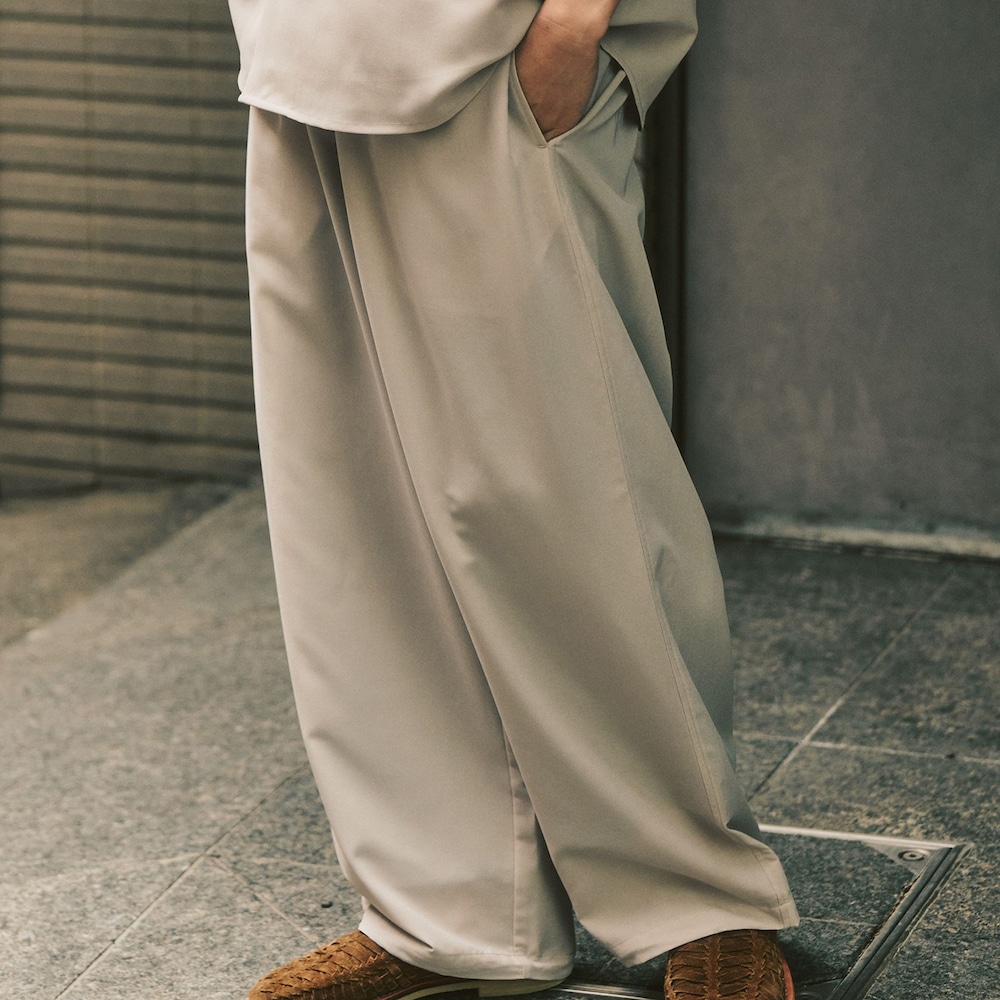 ベージュ系のシャツ/ブラウス、ブラウン系のサンダルを着用したメンズの春コーディネートの5枚目の写真