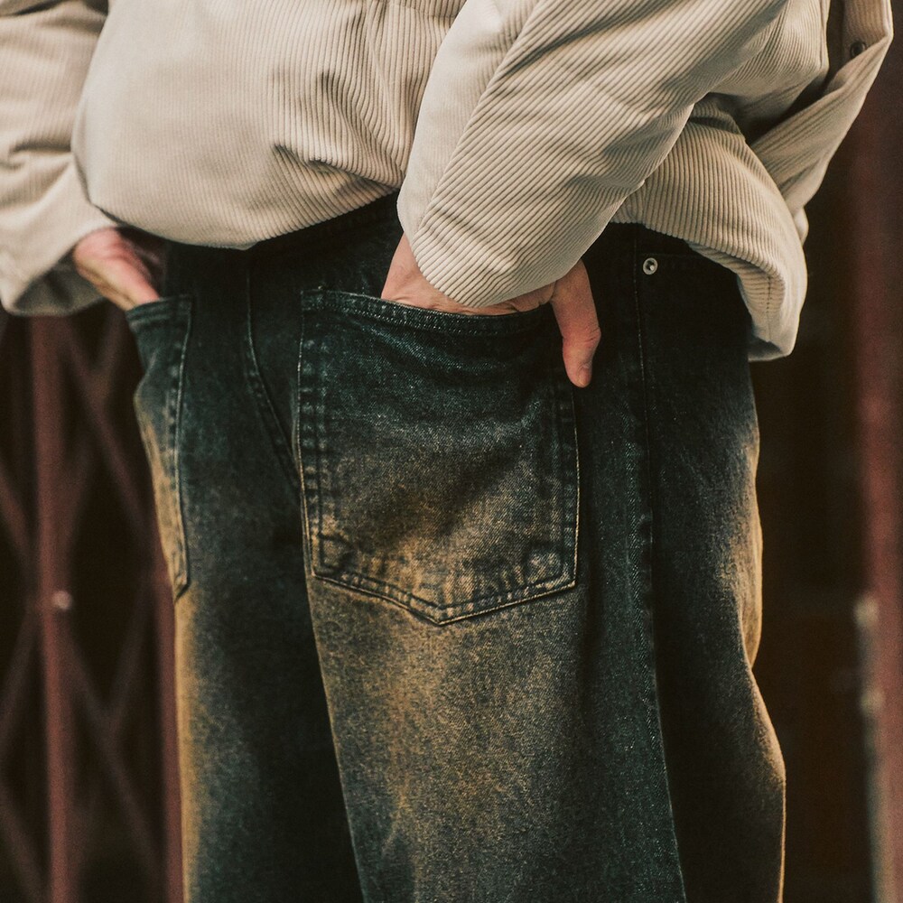 ホワイト系のその他アウター、ブラック系のデニムパンツを着用したメンズの冬コーディネートの4枚目の写真