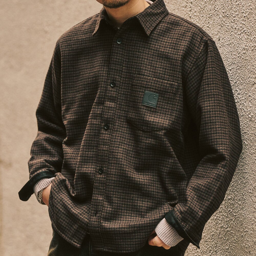 ブラック系のデニムパンツ、ホワイト系のスニーカーを着用したメンズの冬コーディネートの2枚目の写真