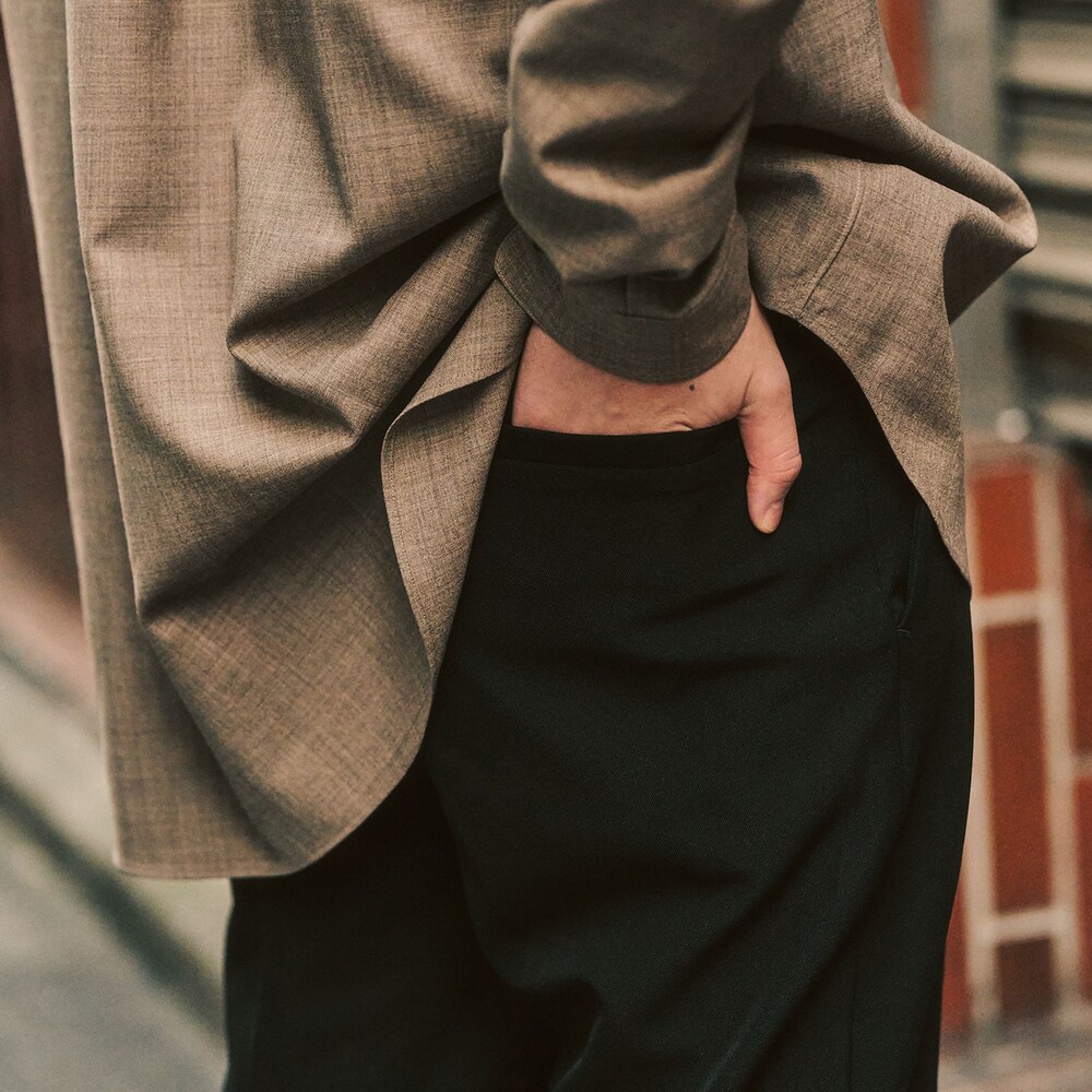 ブラック系のスラックスを着用したメンズの冬コーディネートの3枚目の写真