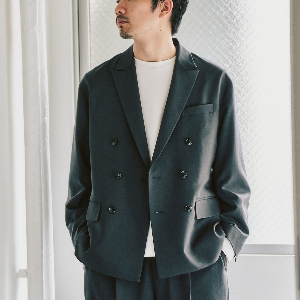 ホワイト系のTシャツ/カットソー、グレー系のセットアップを着用したメンズの冬コーディネートの2枚目の写真