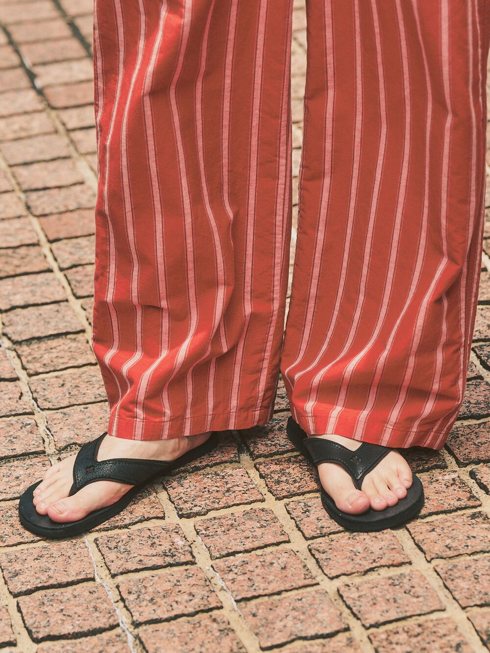 ブラック系のサンダルを着用したメンズの夏コーディネートの3枚目の写真