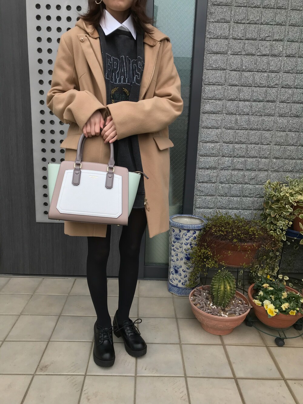 「大学生、厚底シューズ、ショートパンツ、スウェット、低身長、白襟、きれいめカジュアル」｜「NUOVOのNUOVO ヌオーヴォ NC40120 TANK LACE 6.5 タンク レース 6.5 BLACK（パンプス、ブラック系）」を使った、るん☆さん（レディース・153cm）の春コーディネートの2枚目の写真