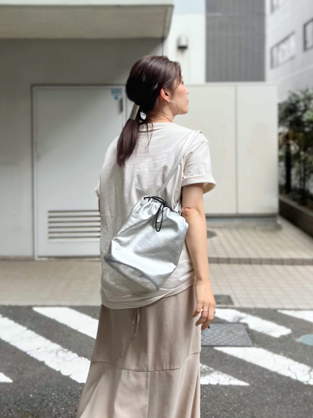 「ロゴT、みんなの白Tフェス、淡色コーデ、キャミワンピ、ビーチサンダル、きれいめカジュアル、プチプラ、休日スタイル、シンプルコーデ、低身長コーデ、レイヤードスタイル、ビッグシルエット、ワンピース」｜「VISのバッククロスサテンキャミワンピース（ワンピース、ベージュ系）」を使った、がじゅめさん（骨格ウェーブ・レディース・151cm）の夏コーディネートの2枚目の写真