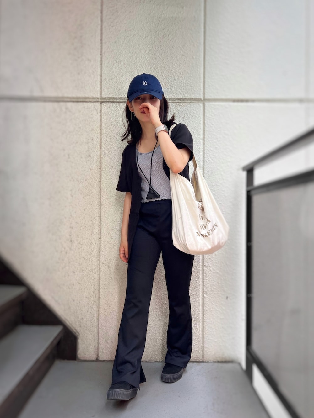 「キャップ、ブラウス、ボーダー、タンクトップ、フレアパンツ、スリットパンツ、厚底シューズ、ショルダーバッグ、モノトーン、夏コーデ、きれいめカジュアル、プチプラ、レイヤードスタイル、テーマパークコーデ、低身長コーデ」｜「GUのアイテム（パンツ、ブラック系）」を使った、がじゅめさん（骨格ウェーブ・レディース・151cm）の夏コーディネートの2枚目の写真