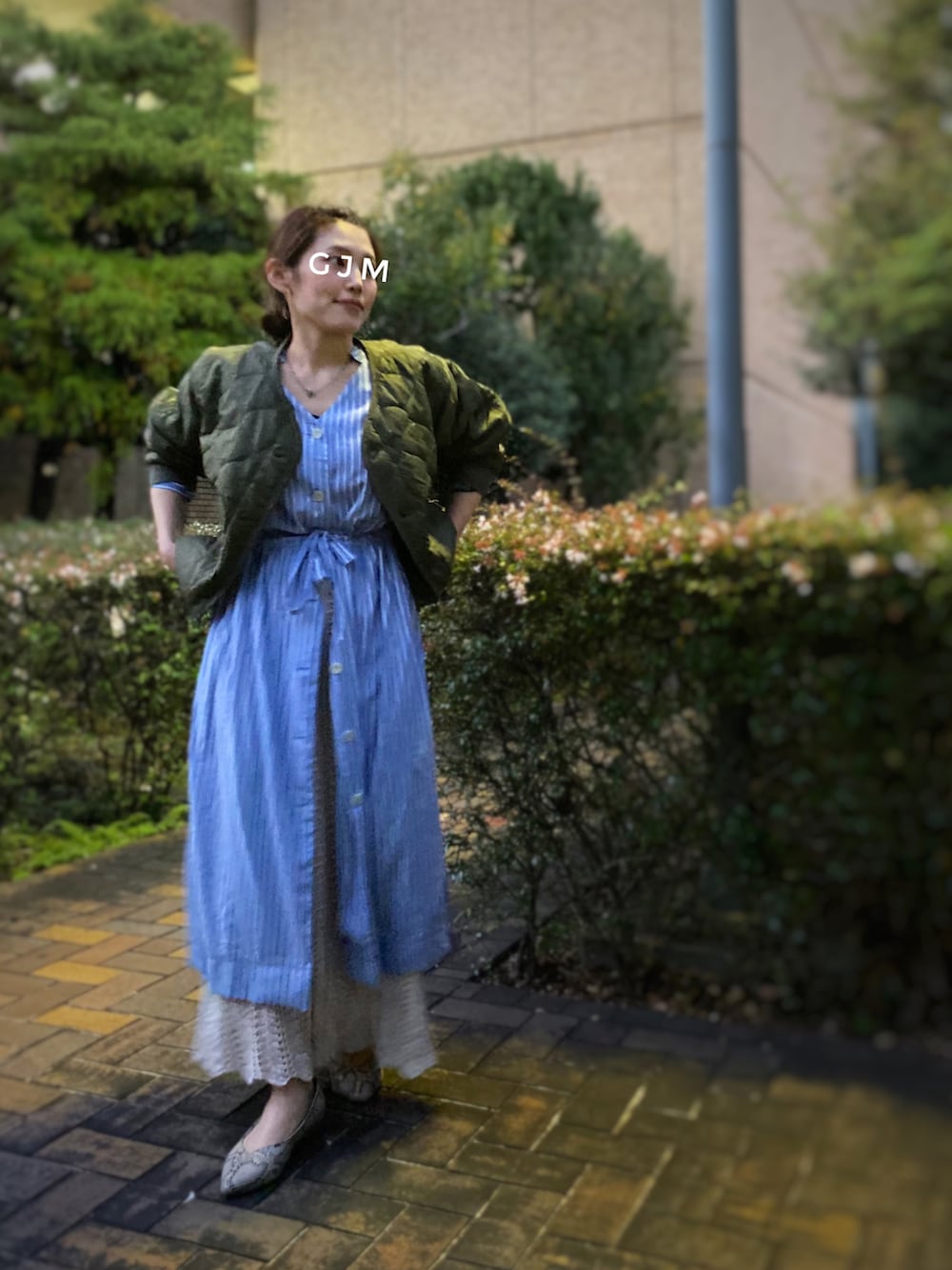 「ブルー、ストライプ、フラットシューズ、レイヤードスタイル、大人カジュアル、ロングスカート、アニマル柄、ニットスカート、シャツワンピ、きれいめカジュアル、キルティングジャケット、ロングワンピース、低身長、かぎ針編み、ボリューム袖」｜「w closetのアイテム（シャツワンピース、ブルー系）」を使った、がじゅめさん（レディース・151cm）の秋コーディネートの3枚目の写真