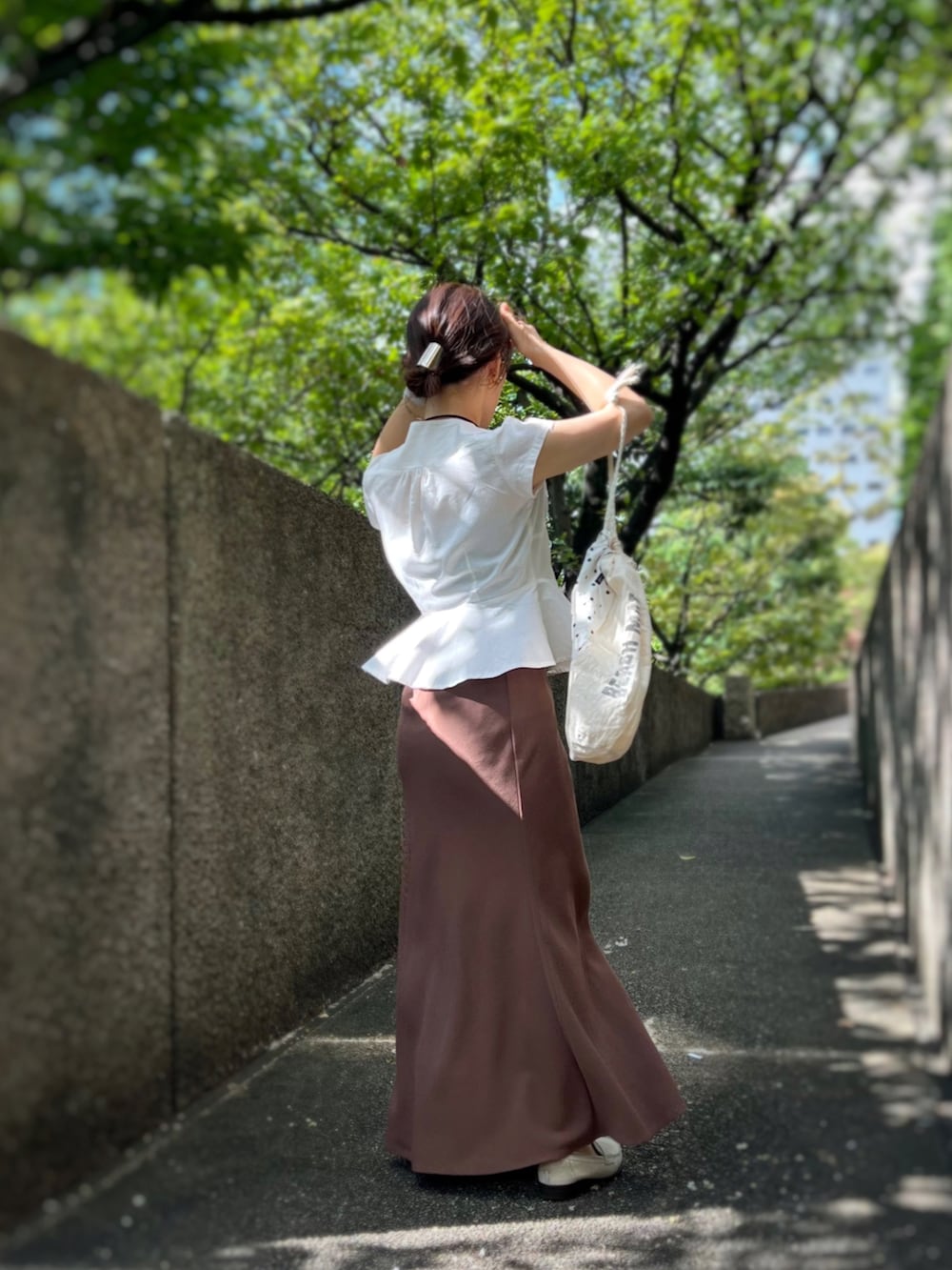 「ぺプラムトップス、マーメイドスカート、ロングスカート、ローファー、きれいめカジュアル、オフィスカジュアル、シンプルコーデ、韓国ファッション、低身長、プチプラ、今日のコスメと服、ブラウン」｜「LAULENのMermaid long skirt（スカート、ブラウン系）」を使った、がじゅめさん（骨格ウェーブ・レディース・151cm）の夏コーディネートの3枚目の写真