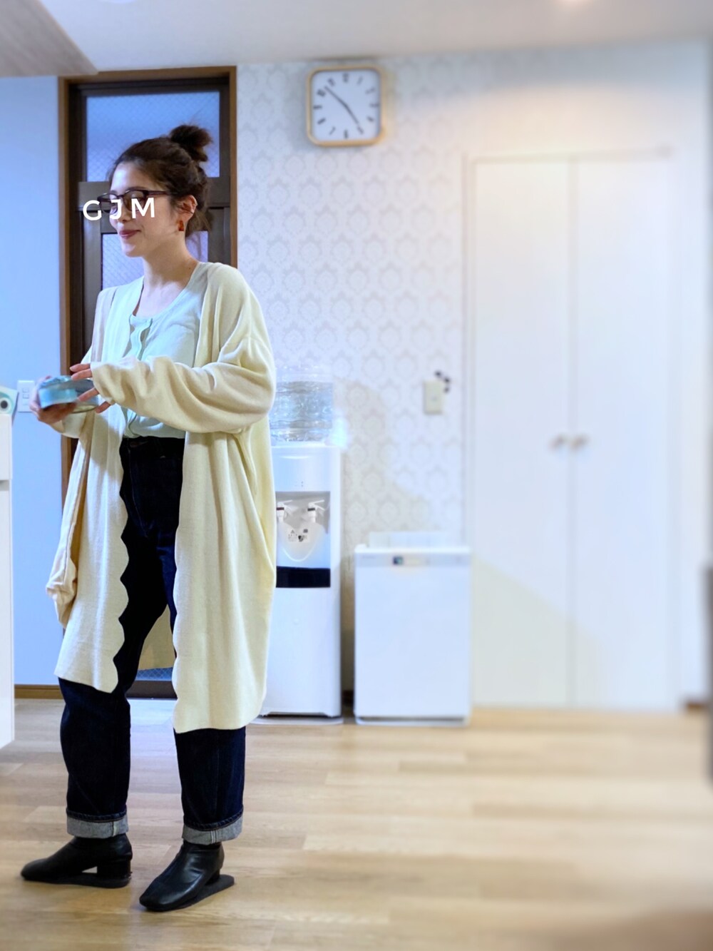「メガネ女子、カーディガン、スカラップ、シースルー、ブルー、デニム、デニムパンツ、タックイン、ショートブーツ、雨の日コーデ、トートバッグ、レイヤードスタイル、大人カジュアル、UNIQLO、プチプラ」｜「Kastaneのアイテム（デニムパンツ、ブルー系）」を使った、がじゅめさん（レディース・151cm）の春コーディネートの2枚目の写真