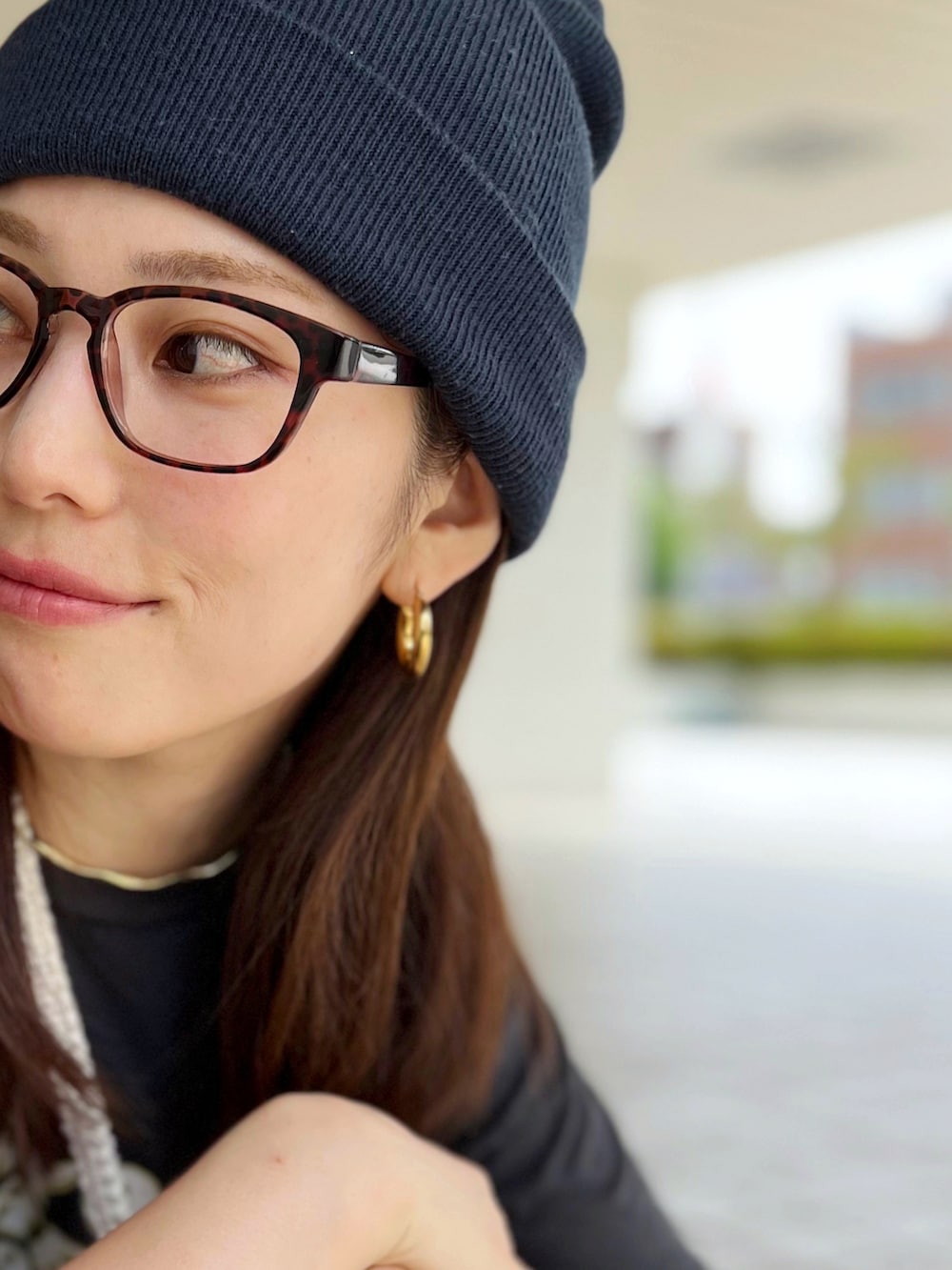 「キャップ、ロゴT、デニムパンツ、スニーカー、休日スタイル、プチプラ、低身長、ショルダーバッグ、夏コーデ、ストリート、メガネ女子、おでかけコーデ、ニット帽」|「Kastaneのアイテム(デニムパンツ、ブルー系)」を使った、がじゅめさん(骨格ウェーブ・レディース・151cm)の夏コーディネートの4枚目の写真