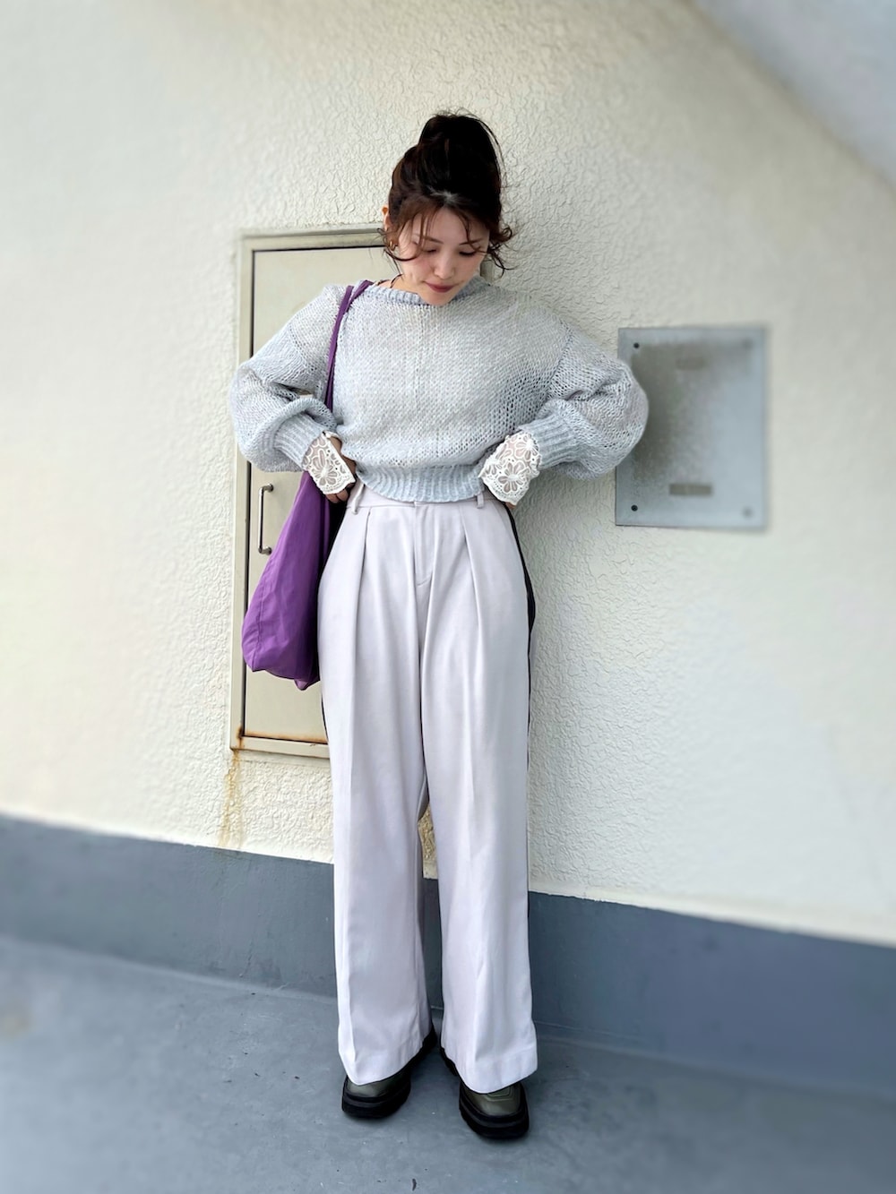 「シースルートップス、袖フリル、スラックス、ラインパンツ、ローファー、トートバッグ、グレー、ワントーンコーデ、淡色コーデ、きれいめカジュアル、プチプラ、低身長コーデ、レイヤードスタイル、大人カジュアル」｜「Monique le salon de moniqueのアイテム（スラックス、ベージュ系）」を使った、がじゅめさん（骨格ウェーブ・レディース・151cm）の夏コーディネートの2枚目の写真