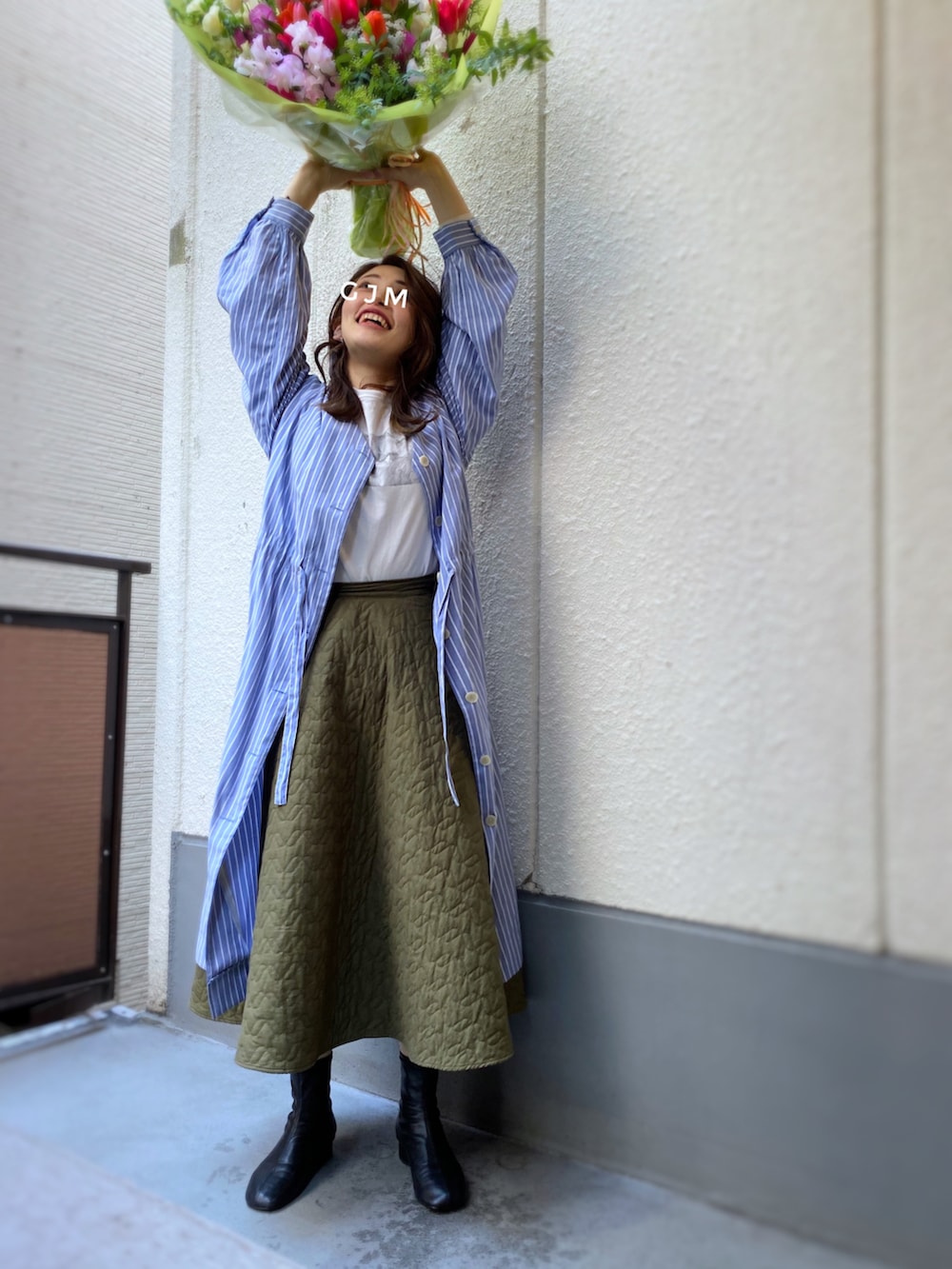 「シャツワンピ、ブルー、フォトT、タックイン、フレアスカート、UNIQLO、ショートブーツ、プチプラ、春コーデ、大人カジュアル、きれいめカジュアル、スクエアトゥ、ボリューム袖、シャツスタイル、白ソックス」｜「JOURNAL STANDARD relumeのアイテム（Tシャツ/カットソー、ホワイト系）」を使った、がじゅめさん（レディース・151cm）の冬コーディネートの3枚目の写真