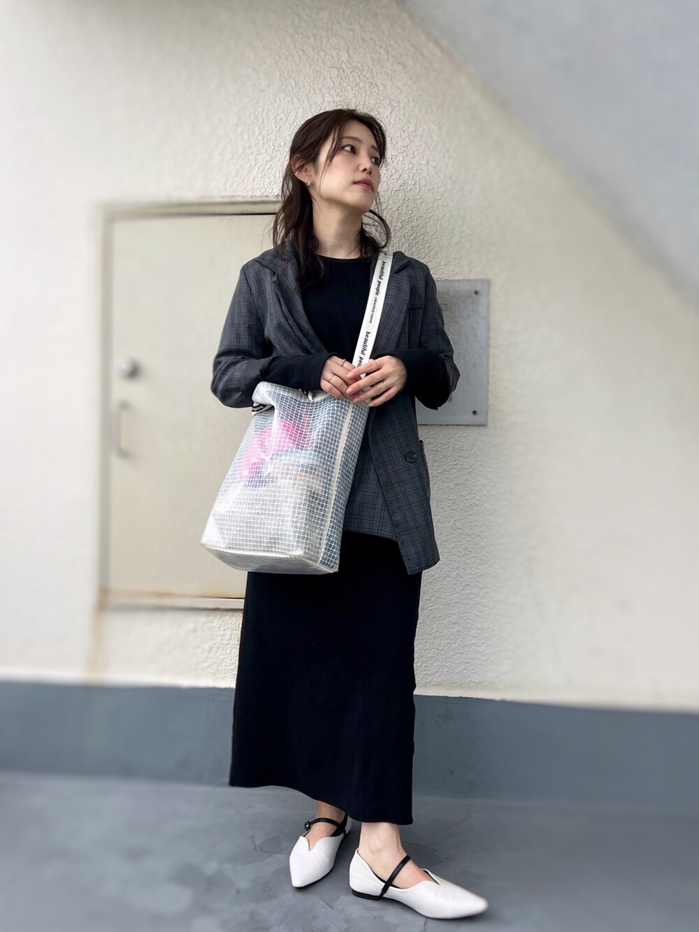 「ジャケット、テーラードジャケット、チェック、ワンピース、ロングワンピース、フラットシューズ、ショルダーバッグ、きれいめカジュアル、モノトーンコーデ、春コーデ、春めき満開コーデ、プチプラ、レイヤードスタイル、低身長コーデ、オフィスカジュアル」｜「menueのU字カッティング フラットパンプス（パンプス、ホワイト系）」を使った、がじゅめさん（骨格ウェーブ・レディース・151cm）の春コーディネートの3枚目の写真