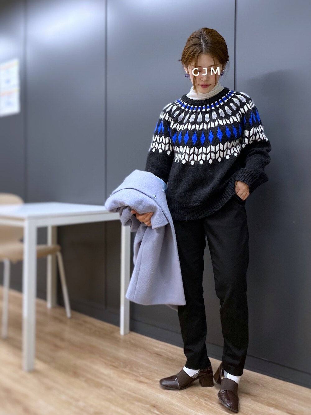 「あったかコーデ、ブルー、タートルネック、レイヤードスタイル、ノルディック柄、ケーブルニット、スラックス、UNIQLO、ローファー、白ソックス、ロングコート、カラーコート、スクエアトゥ、プチプラ、きれいめカジュアル」｜「UNIQLOのEZYアンクルパンツ（丈標準66～68cm）（その他パンツ、ブラック系）」を使った、がじゅめさん（レディース・151cm）の冬コーディネートの2枚目の写真