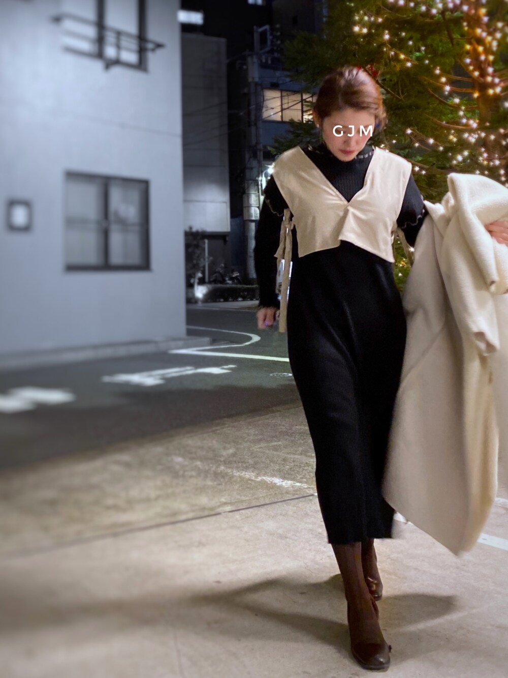 「冬コーデ、ニットワンピース、ベスト、レイヤードスタイル、ボアジャケット、ボアコート、ロングコート、ローファー、きれいめカジュアル、低身長、タイツ、マフラーぐるぐる、ファー小物、ミニバッグ、タートルネック」｜「epicのアイテム（バッグ、ベージュ系）」を使った、がじゅめさん（レディース・151cm）の冬コーディネートの2枚目の写真