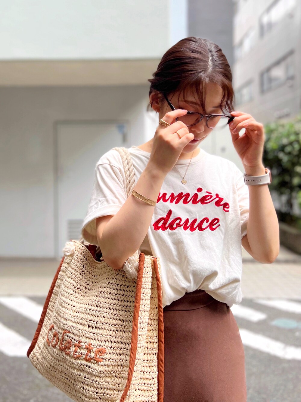 「夏だ！Tシャツ着よう！、ロゴT、ビッグシルエット、マーメイドスカート、スニーカー、コンバース、かごバッグ、プチプラ、ストリート、韓国ファッション、メガネ女子、休日スタイル、きれいめカジュアル、低身長コーデ、ピンク」｜「CONVERSEのCONVERSE コンバース オール スター オックス / ALL STAR OX (MRN) 32163522（スニーカー、レッド系）」を使った、がじゅめさん（骨格ウェーブ・レディース・151cm）の夏コーディネートの3枚目の写真