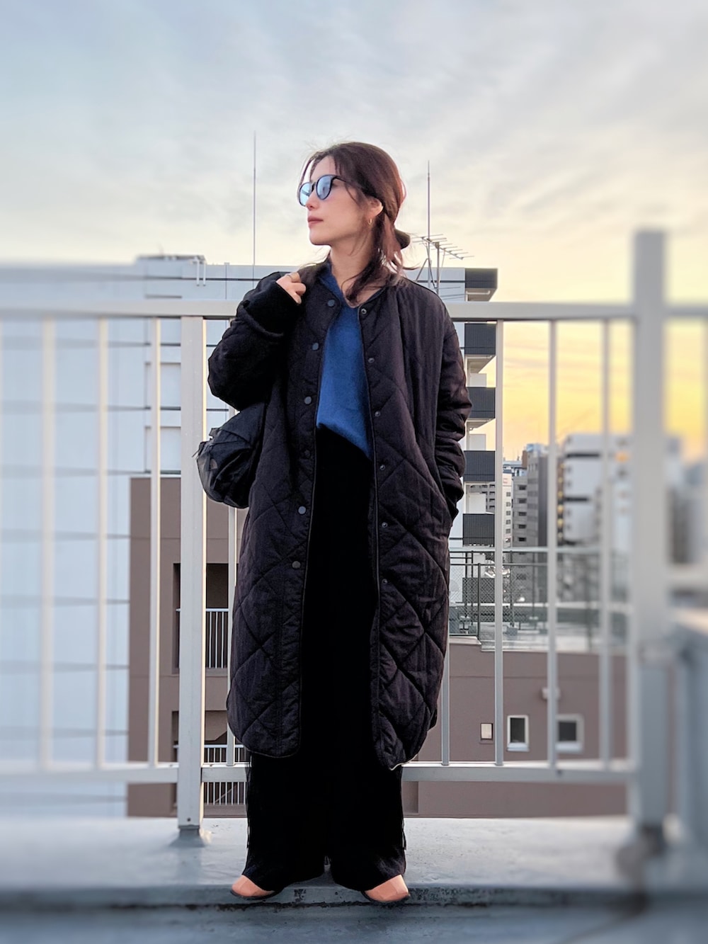 「サングラス、メガネ女子、キルティング、ロングコート、ニット、スラックス、チュール、ブーツ、ショルダーバッグ、プチプラ、お出かけコーデ、きれいめカジュアル、低身長コーデ、ワイドパンツ、ブラックコーデ」｜「MACKINTOSH PHILOSOPHYのアイテム（ニット/セーター、ブルー系）」を使った、がじゅめさん（骨格ウェーブ・レディース・151cm）の冬コーディネートの2枚目の写真